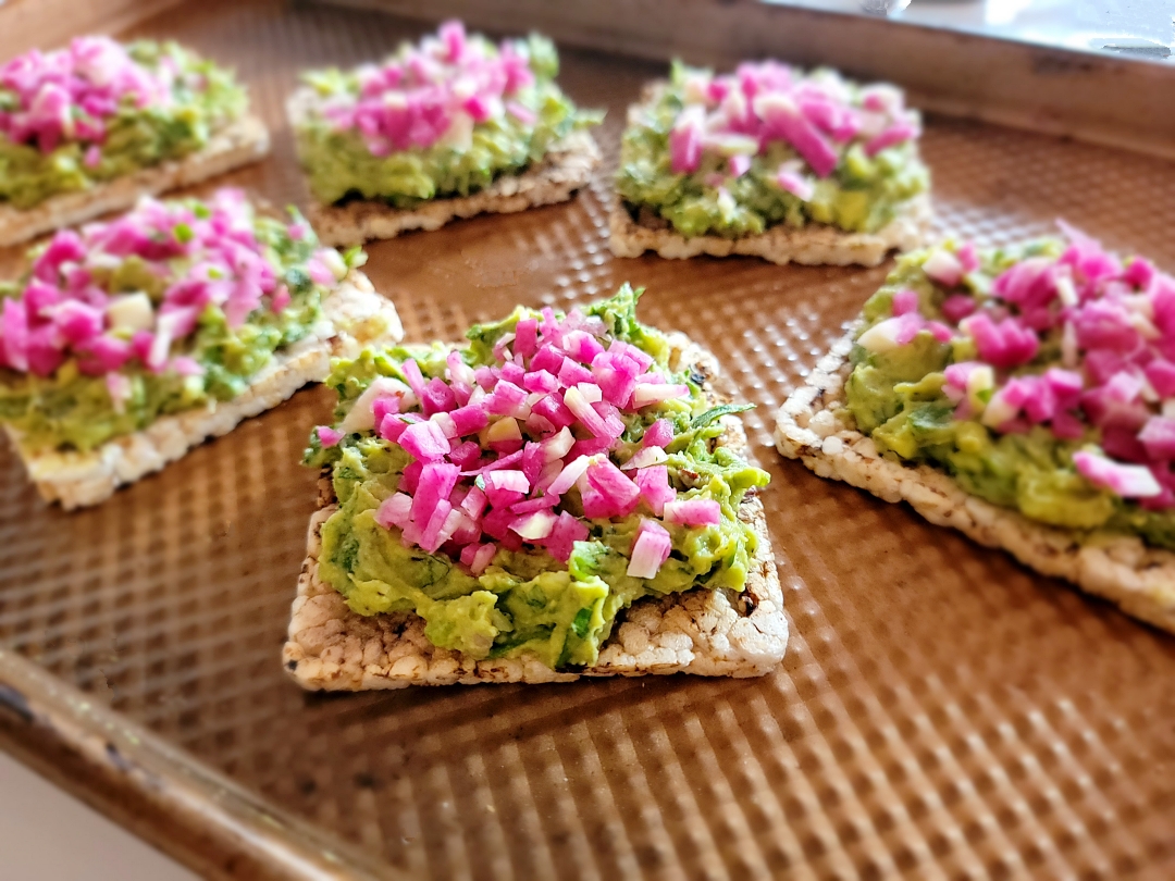 Hummus-Radish-Rice-Cracker-Snacks